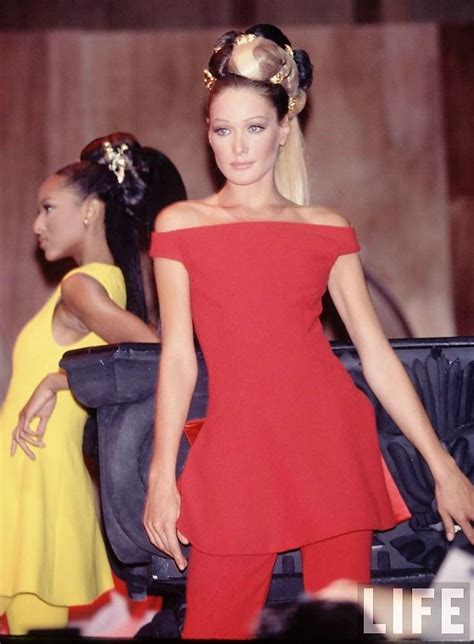 carla bruni vestito versace|Desfile Versace con Carla Bruni .